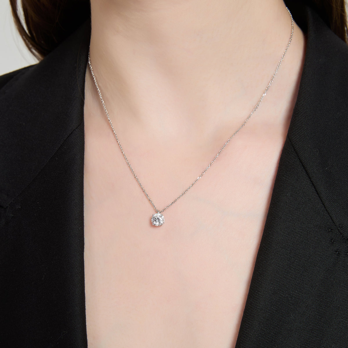 Soi Solitaire Round Brilliant Diamond Necklace