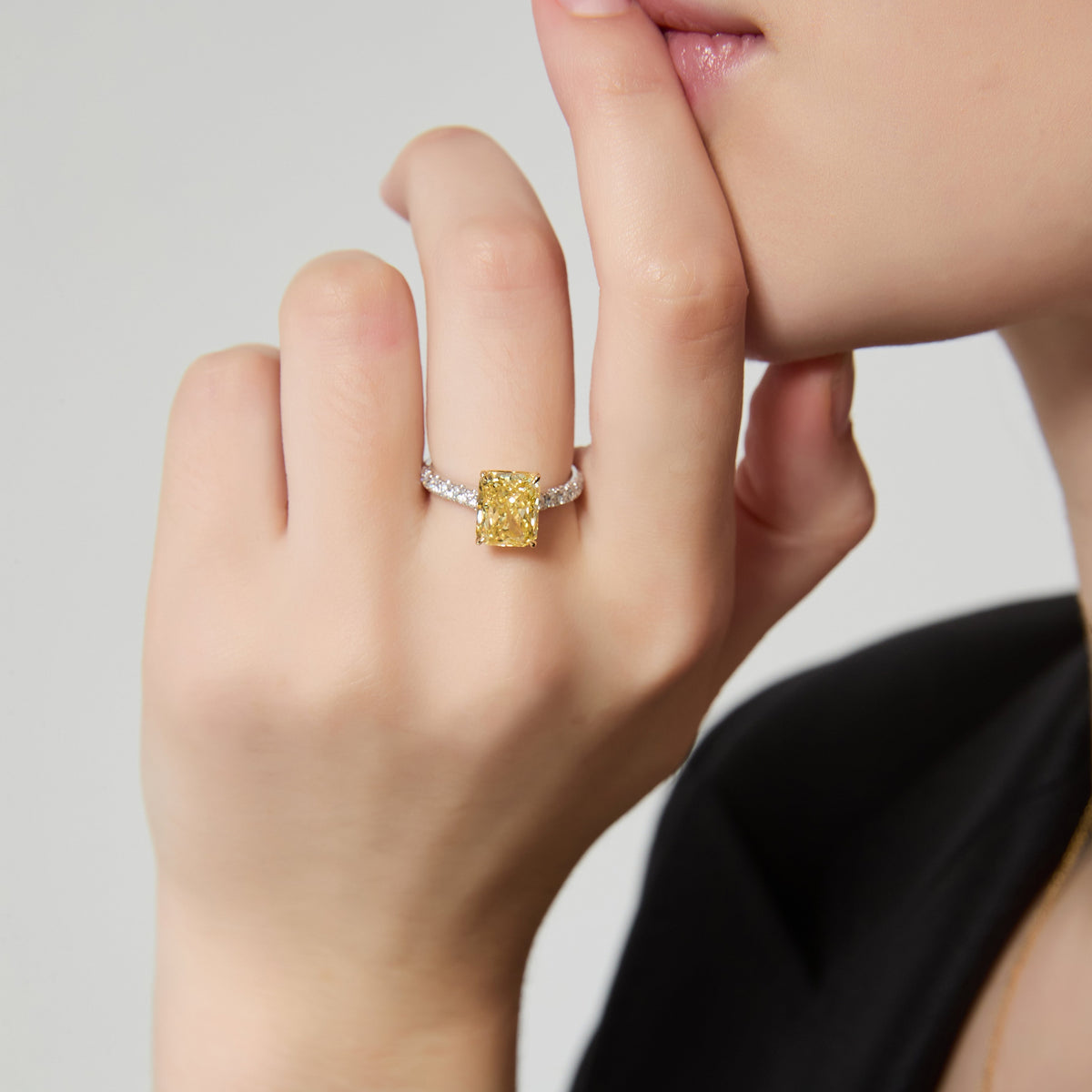 Soi Éternel Radiant-Cut Yellow Diamond Ring