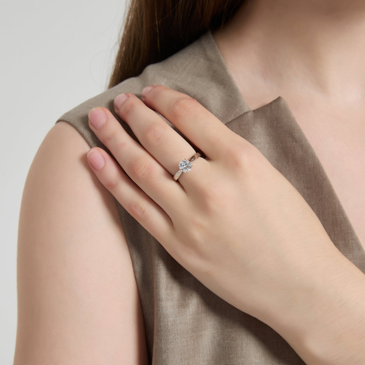 Soi Solitaire Round Brilliant Diamond Ring