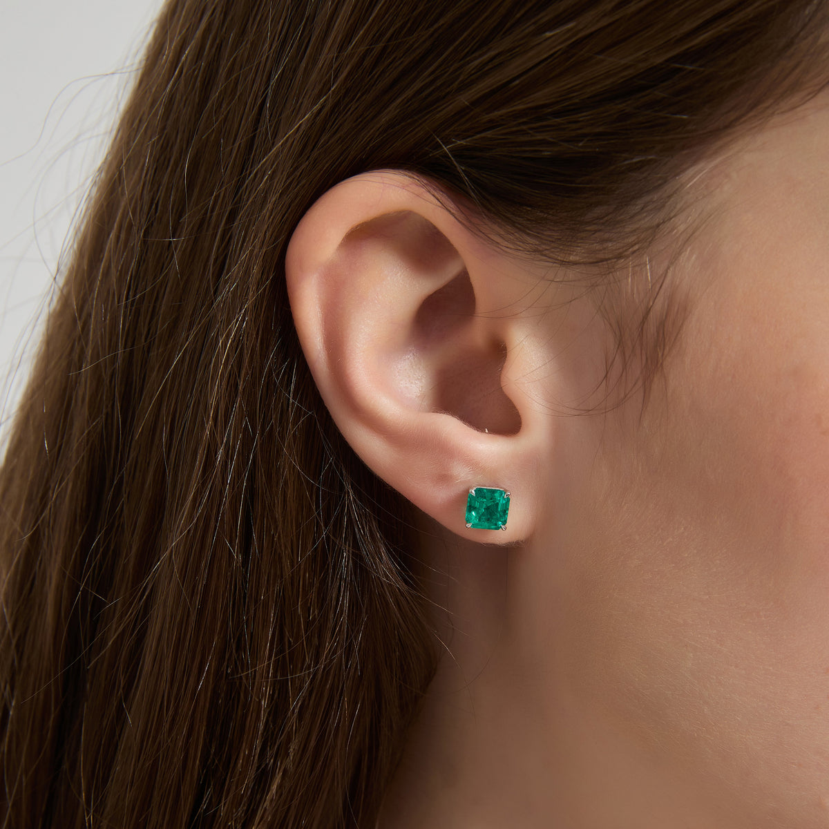 Soi Solitaire Asscher-Cut Emerald Stud Earrings